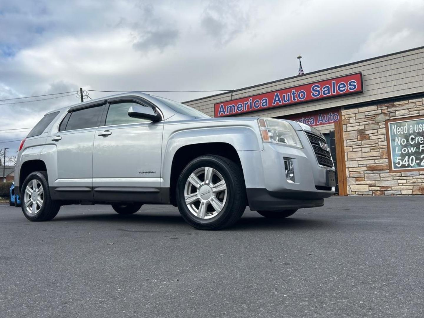 2014 SILVER GMC TERRAIN SLE (2GKFLVEK5E6) with an 2.4L engine, Automatic transmission, located at 2514 Williamson Rd NE, Roanoke, VA, 24012, (540) 265-7770, 37.294636, -79.936249 - NO CREDIT CHECK FINANCING WITH ONLY $2700 DOWN PAYMENT!!!! Check out our website www.needausedvehicle.com for our No Credit Check/ In House Financing options!! No Credit Check Available!!! In House Financing Available!!! All Clean Title Vehicles (no Salvaged or flooded vehicles ever on our lot)! - Photo#0