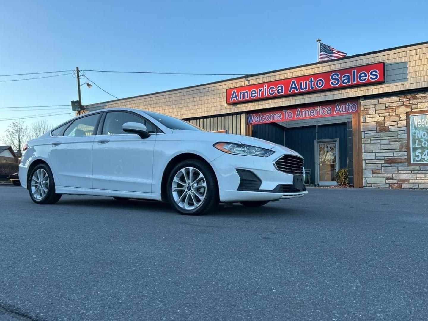 2019 WHITE FORD FUSION SE (3FA6P0LU5KR) with an 2.0L engine, Continuously Variable transmission, located at 2514 Williamson Rd NE, Roanoke, VA, 24012, (540) 265-7770, 37.294636, -79.936249 - NO CREDIT CHECK FINANCING WITH ONLY $3500 DOWN PAYMENT!!!! Check out our website www.needausedvehicle.com for our No Credit Check/ In House Financing options!! No Credit Check Available!!! In House Financing Available!!! All Clean Title Vehicles (no Salvaged or flooded vehicles ever on our lot)! - Photo#0