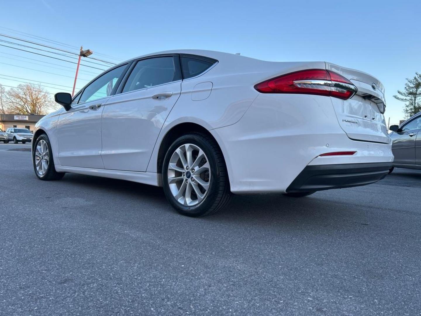 2019 WHITE FORD FUSION SE (3FA6P0LU5KR) with an 2.0L engine, Continuously Variable transmission, located at 2514 Williamson Rd NE, Roanoke, VA, 24012, (540) 265-7770, 37.294636, -79.936249 - NO CREDIT CHECK FINANCING WITH ONLY $3500 DOWN PAYMENT!!!! Check out our website www.needausedvehicle.com for our No Credit Check/ In House Financing options!! No Credit Check Available!!! In House Financing Available!!! All Clean Title Vehicles (no Salvaged or flooded vehicles ever on our lot)! - Photo#1