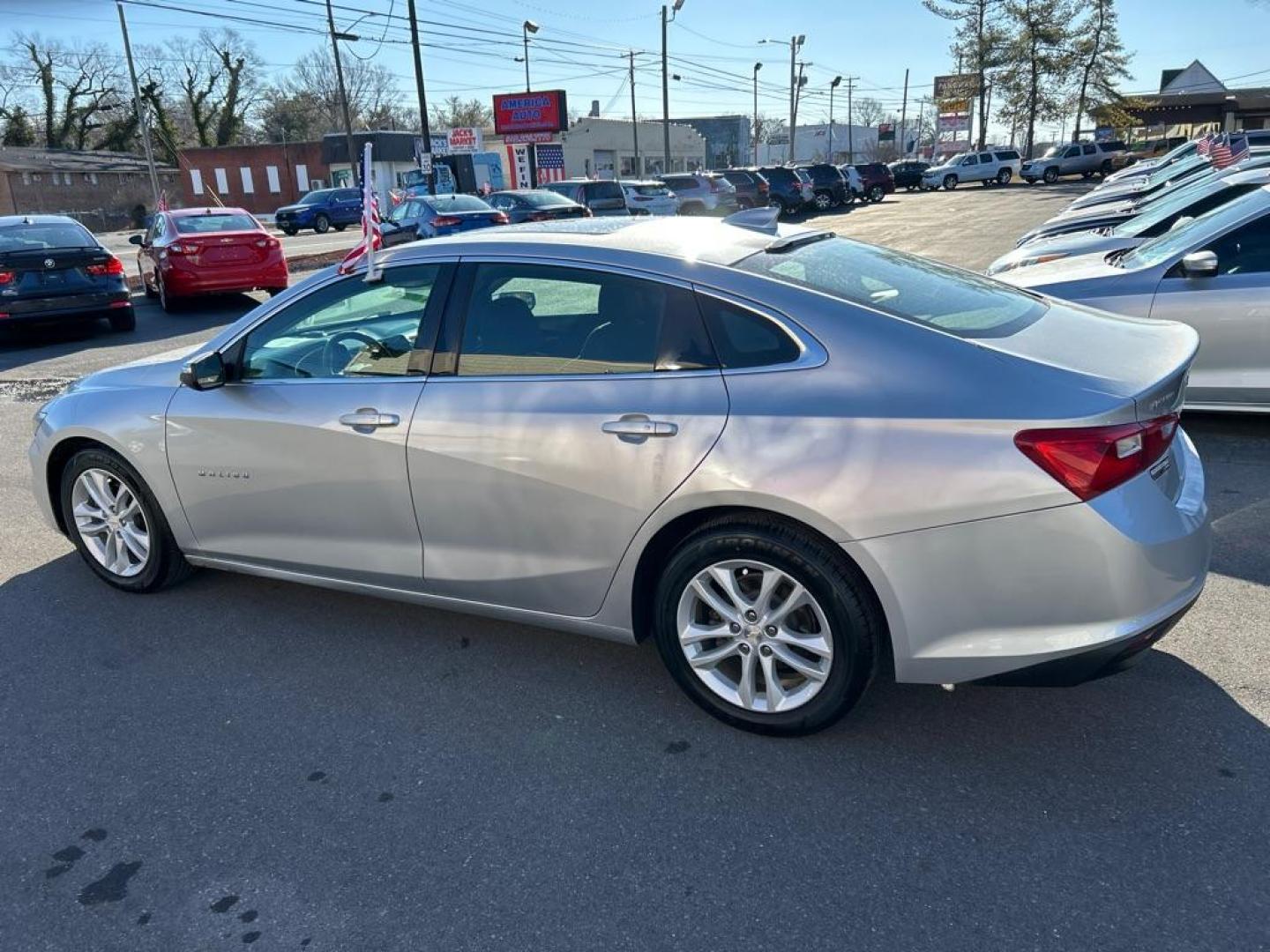 2018 SILVER CHEVROLET MALIBU LT (1G1ZD5ST1JF) with an 1.5L engine, Automatic transmission, located at 2514 Williamson Rd NE, Roanoke, VA, 24012, (540) 265-7770, 37.294636, -79.936249 - Photo#1