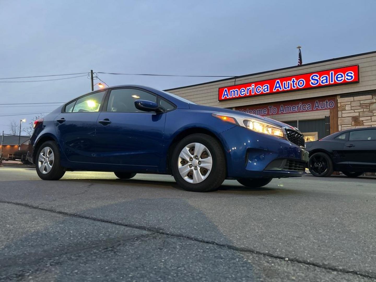 2018 BLUE KIA FORTE LX (3KPFK4A71JE) with an 2.0L engine, Automatic transmission, located at 2514 Williamson Rd NE, Roanoke, VA, 24012, (540) 265-7770, 37.294636, -79.936249 - Photo#0