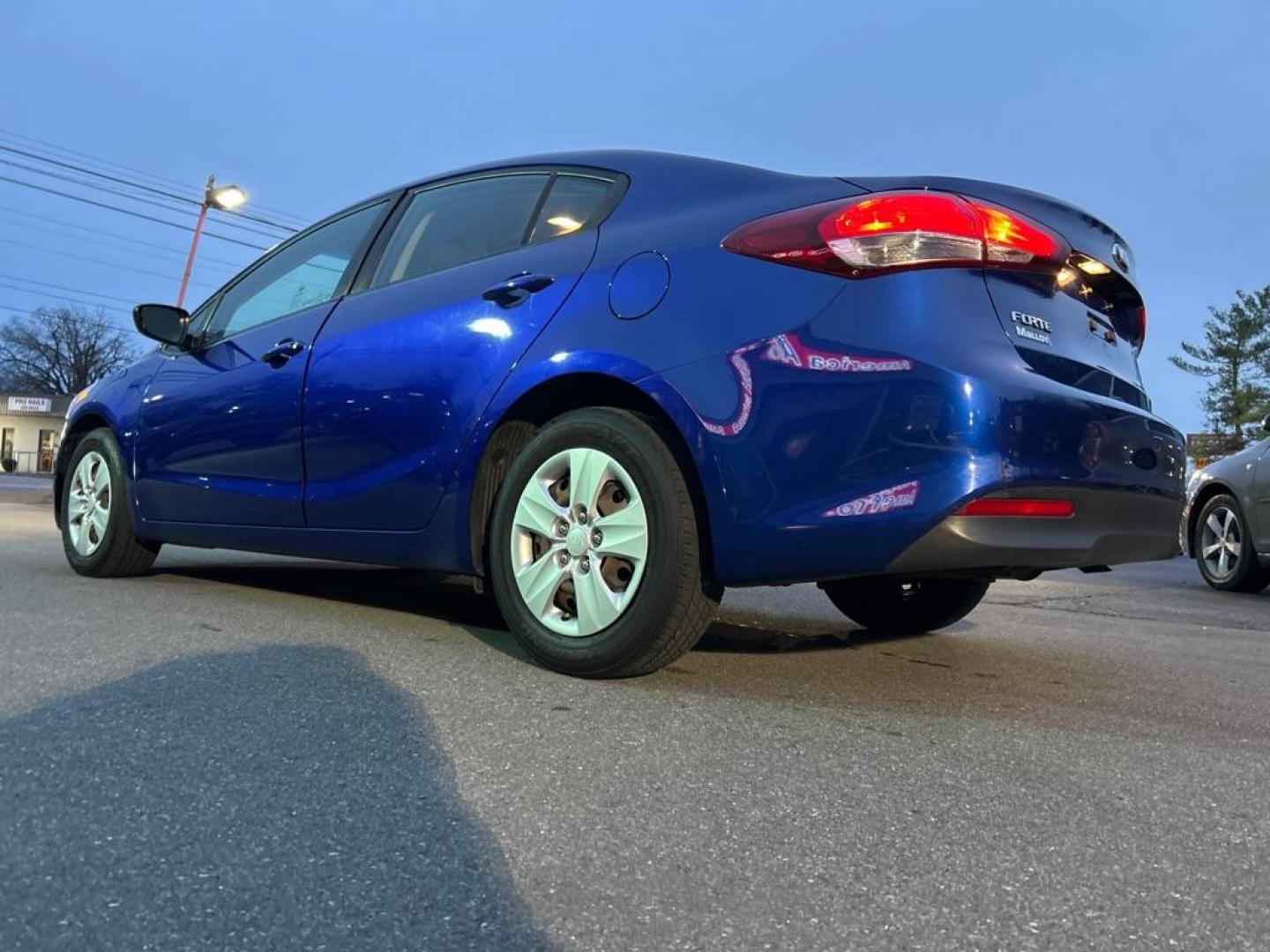 2018 BLUE KIA FORTE LX (3KPFK4A71JE) with an 2.0L engine, Automatic transmission, located at 2514 Williamson Rd NE, Roanoke, VA, 24012, (540) 265-7770, 37.294636, -79.936249 - Photo#1