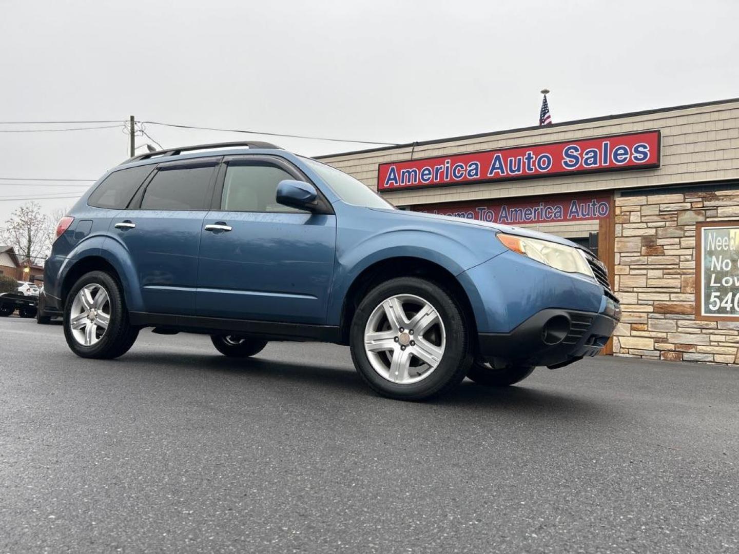 2009 BLUE SUBARU FORESTER 2.5X PREMIUM (JF2SH63649H) with an 2.5L engine, Automatic transmission, located at 2514 Williamson Rd NE, Roanoke, VA, 24012, (540) 265-7770, 37.294636, -79.936249 - NO CREDIT CHECK FINANCING WITH ONLY $2300 DOWN PAYMENT!!!! Check out our website www.needausedvehicle.com for our No Credit Check/ In House Financing options!! No Credit Check Available!!! In House Financing Available!!! All Clean Title Vehicles (no Salvaged or flooded vehicles ever on our lot)! - Photo#0