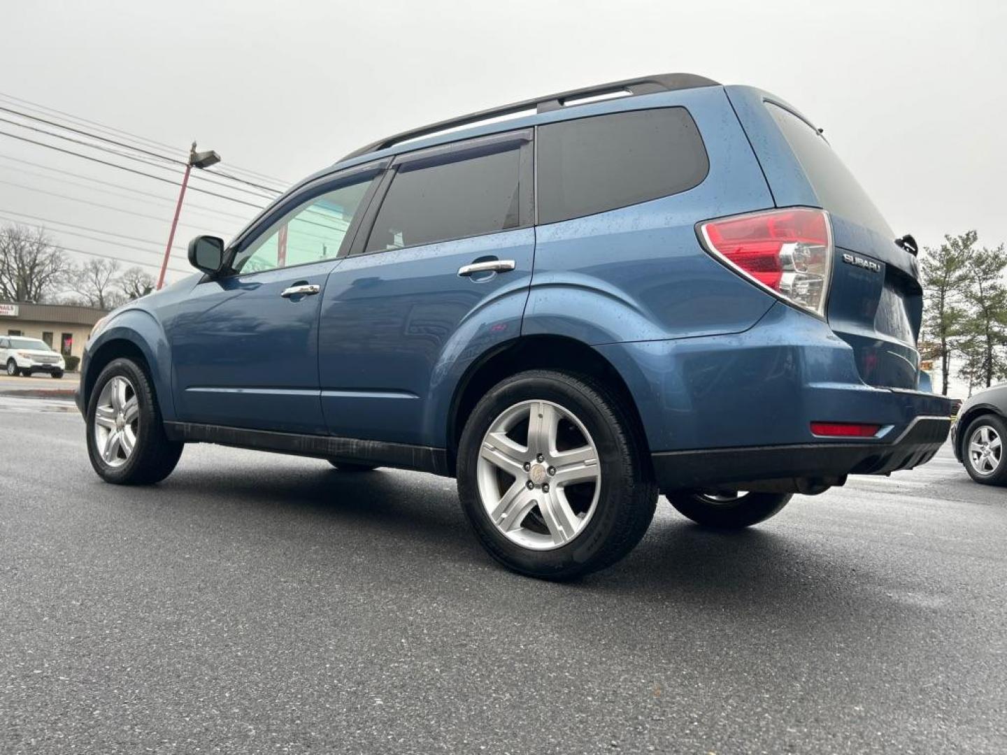 2009 BLUE SUBARU FORESTER 2.5X PREMIUM (JF2SH63649H) with an 2.5L engine, Automatic transmission, located at 2514 Williamson Rd NE, Roanoke, VA, 24012, (540) 265-7770, 37.294636, -79.936249 - NO CREDIT CHECK FINANCING WITH ONLY $2300 DOWN PAYMENT!!!! Check out our website www.needausedvehicle.com for our No Credit Check/ In House Financing options!! No Credit Check Available!!! In House Financing Available!!! All Clean Title Vehicles (no Salvaged or flooded vehicles ever on our lot)! - Photo#1