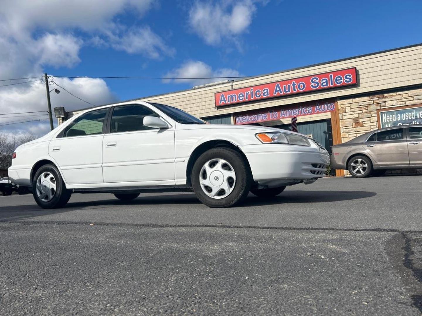 1998 WHITE TOYOTA CAMRY CE (4T1BF22K7WU) with an 3.0L engine, Automatic transmission, located at 2514 Williamson Rd NE, Roanoke, VA, 24012, (540) 265-7770, 37.294636, -79.936249 - Photo#0