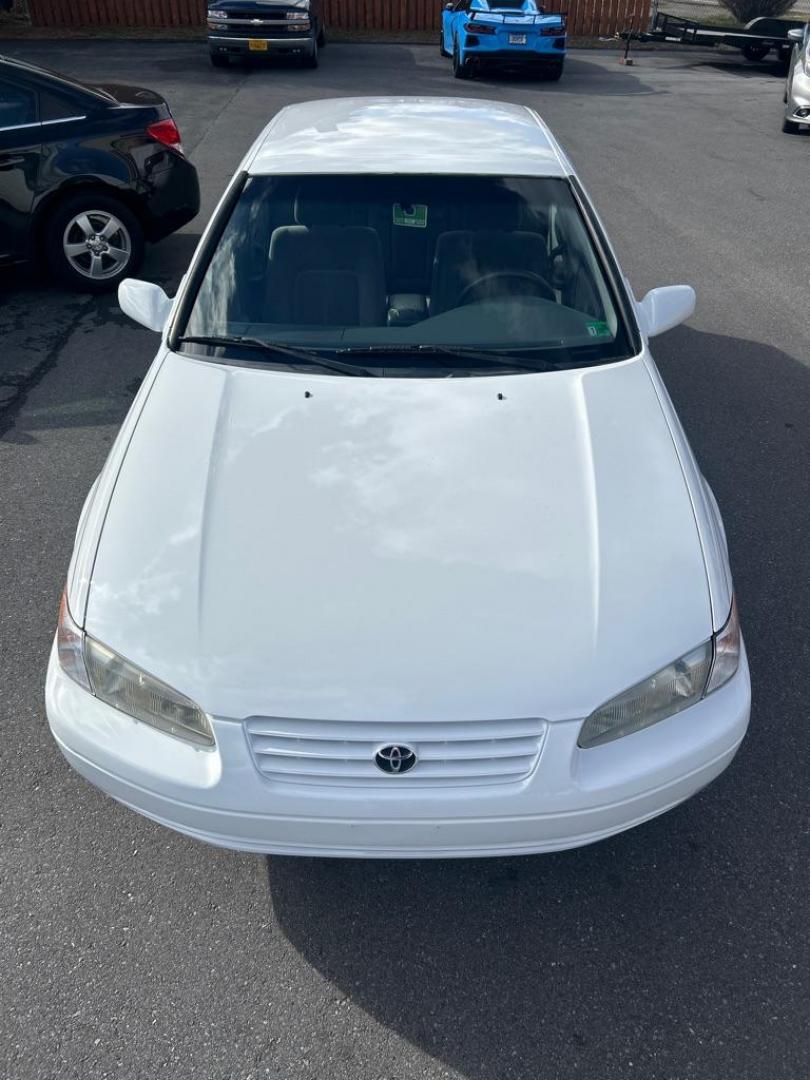 1998 WHITE TOYOTA CAMRY CE (4T1BF22K7WU) with an 3.0L engine, Automatic transmission, located at 2514 Williamson Rd NE, Roanoke, VA, 24012, (540) 265-7770, 37.294636, -79.936249 - Photo#1