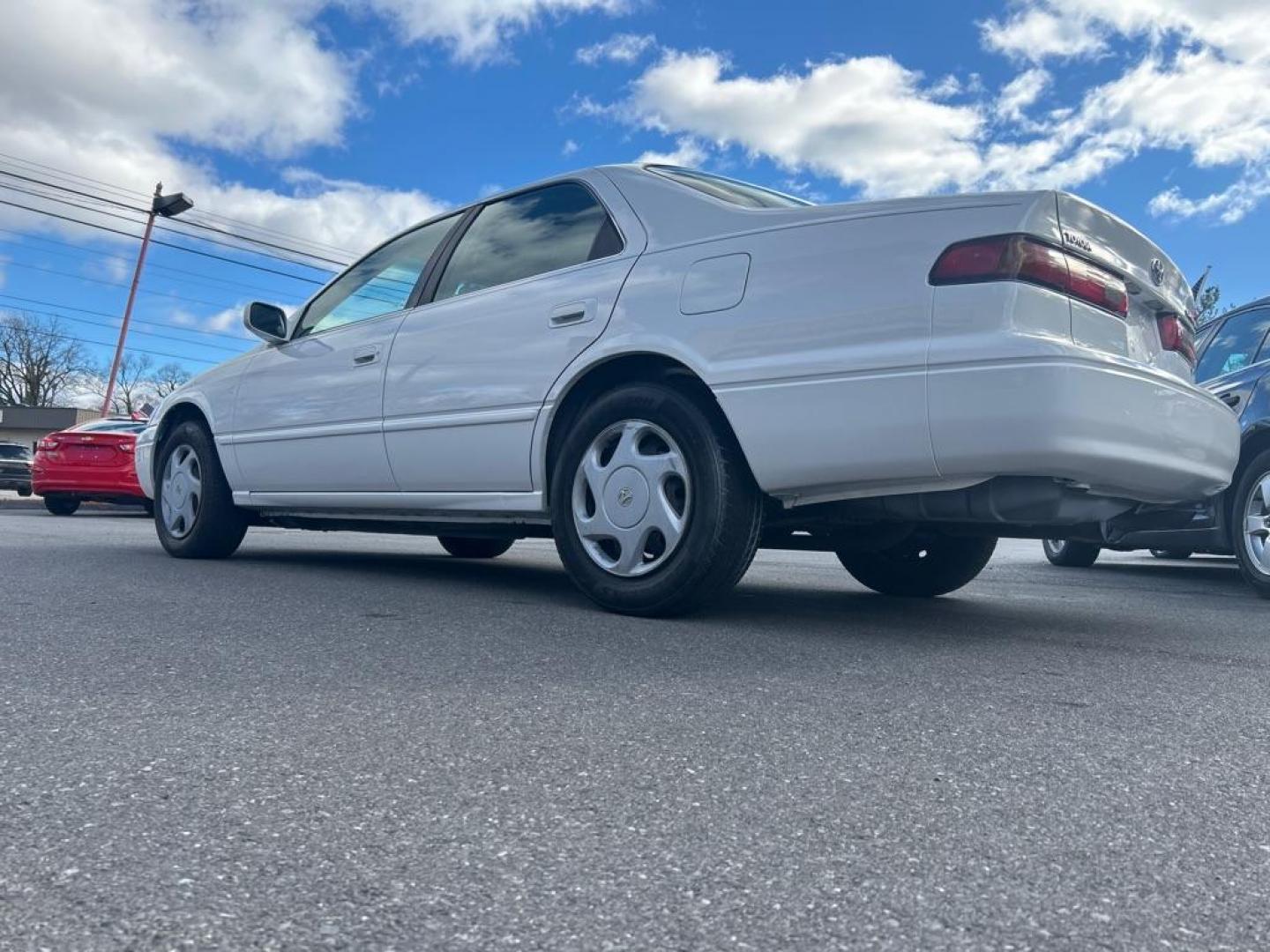 1998 WHITE TOYOTA CAMRY CE (4T1BF22K7WU) with an 3.0L engine, Automatic transmission, located at 2514 Williamson Rd NE, Roanoke, VA, 24012, (540) 265-7770, 37.294636, -79.936249 - Photo#2