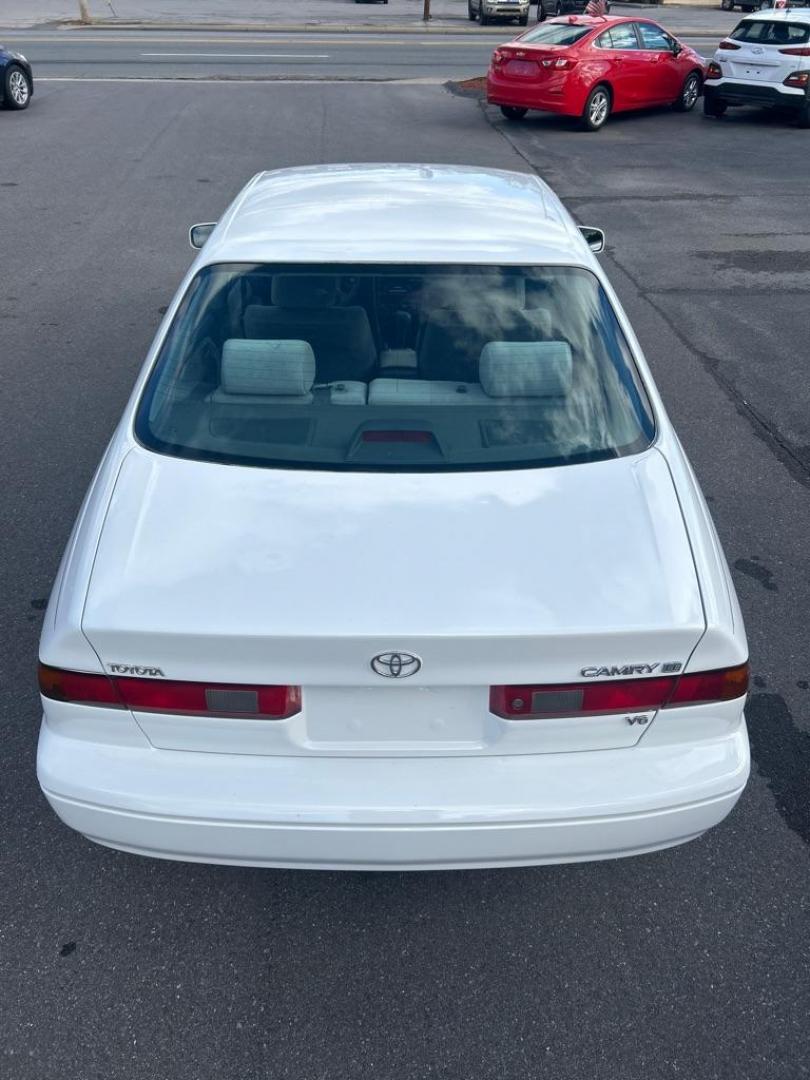 1998 WHITE TOYOTA CAMRY CE (4T1BF22K7WU) with an 3.0L engine, Automatic transmission, located at 2514 Williamson Rd NE, Roanoke, VA, 24012, (540) 265-7770, 37.294636, -79.936249 - Photo#3