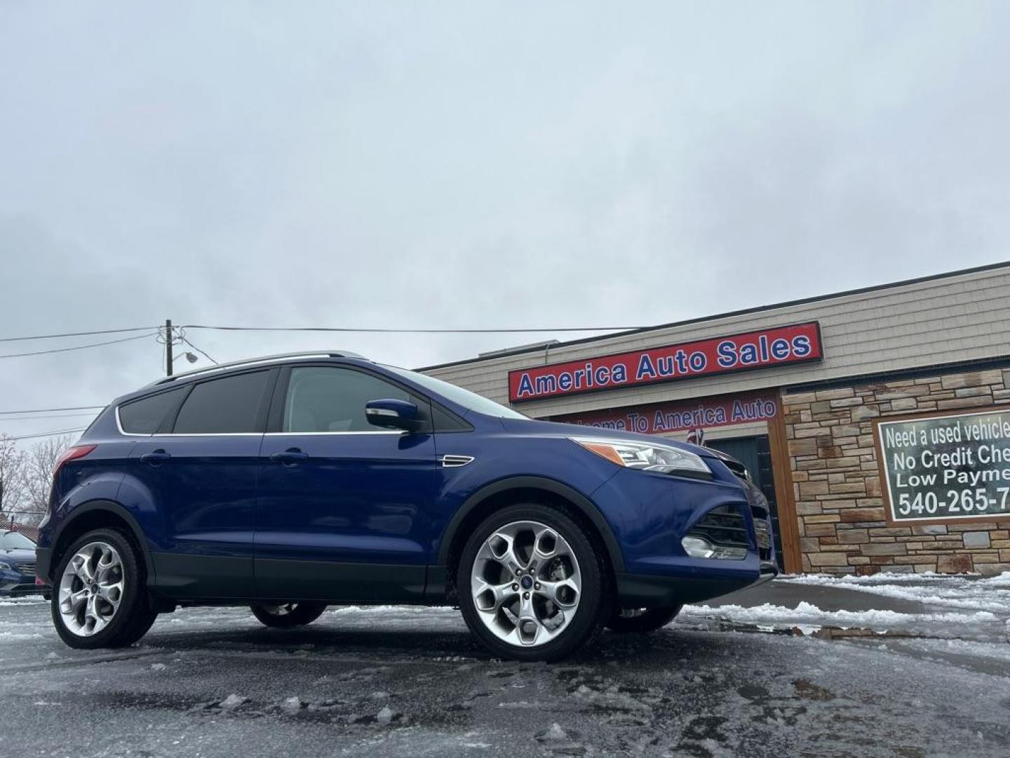 2015 BLUE FORD ESCAPE TITANIUM (1FMCU9J93FU) with an 2.0L engine, Automatic transmission, located at 2514 Williamson Rd NE, Roanoke, VA, 24012, (540) 265-7770, 37.294636, -79.936249 - Photo#0