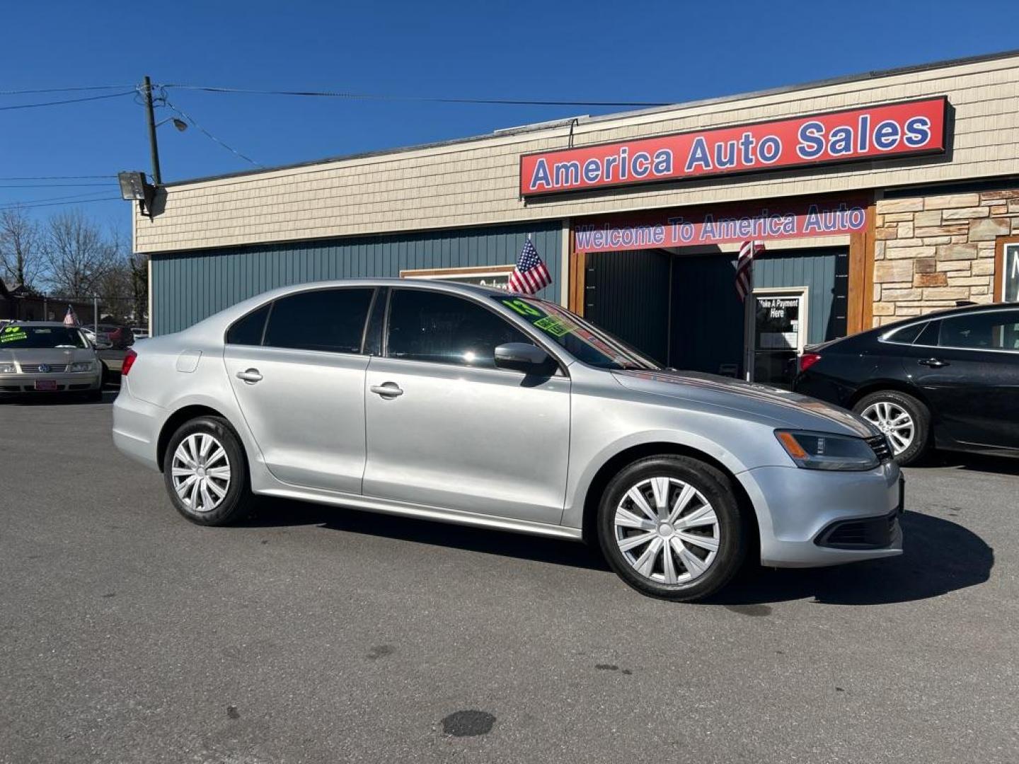 2013 SILVER VOLKSWAGEN JETTA SE (3VWDX7AJXDM) with an 2.5L engine, Automatic transmission, located at 2514 Williamson Rd NE, Roanoke, VA, 24012, (540) 265-7770, 37.294636, -79.936249 - NO CREDIT CHECK FINANCING WITH ONLY $1800 DOWN PAYMENT!!!! Check out our website www.needausedvehicle.com for our No Credit Check/ In House Financing options!! No Credit Check Available!!! In House Financing Available!!! All Clean Title Vehicles (no Salvaged or flooded vehicles ever on our lot)! - Photo#0