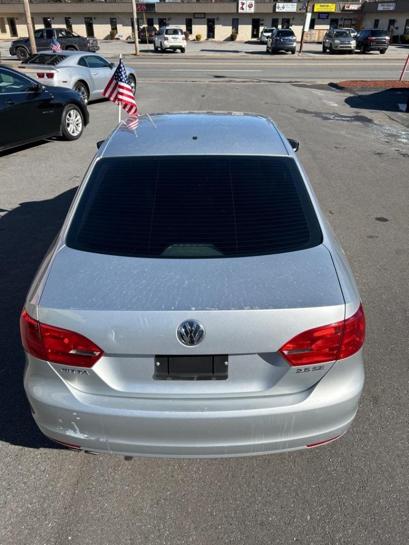 2013 SILVER VOLKSWAGEN JETTA SE (3VWDX7AJXDM) with an 2.5L engine, Automatic transmission, located at 2514 Williamson Rd NE, Roanoke, VA, 24012, (540) 265-7770, 37.294636, -79.936249 - NO CREDIT CHECK FINANCING WITH ONLY $1800 DOWN PAYMENT!!!! Check out our website www.needausedvehicle.com for our No Credit Check/ In House Financing options!! No Credit Check Available!!! In House Financing Available!!! All Clean Title Vehicles (no Salvaged or flooded vehicles ever on our lot)! - Photo#9