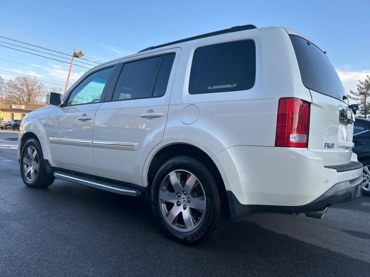 2014 WHITE HONDA PILOT TOURING (5FNYF4H93EB) with an 3.5L engine, Automatic transmission, located at 2514 Williamson Rd NE, Roanoke, VA, 24012, (540) 265-7770, 37.294636, -79.936249 - NO CREDIT CHECK FINANCING WITH ONLY $2500 DOWN PAYMENT!!!! Check out our website www.needausedvehicle.com for our No Credit Check/ In House Financing options!! No Credit Check Available!!! In House Financing Available!!! All Clean Title Vehicles (no Salvaged or flooded vehicles ever on our lot)! - Photo#1