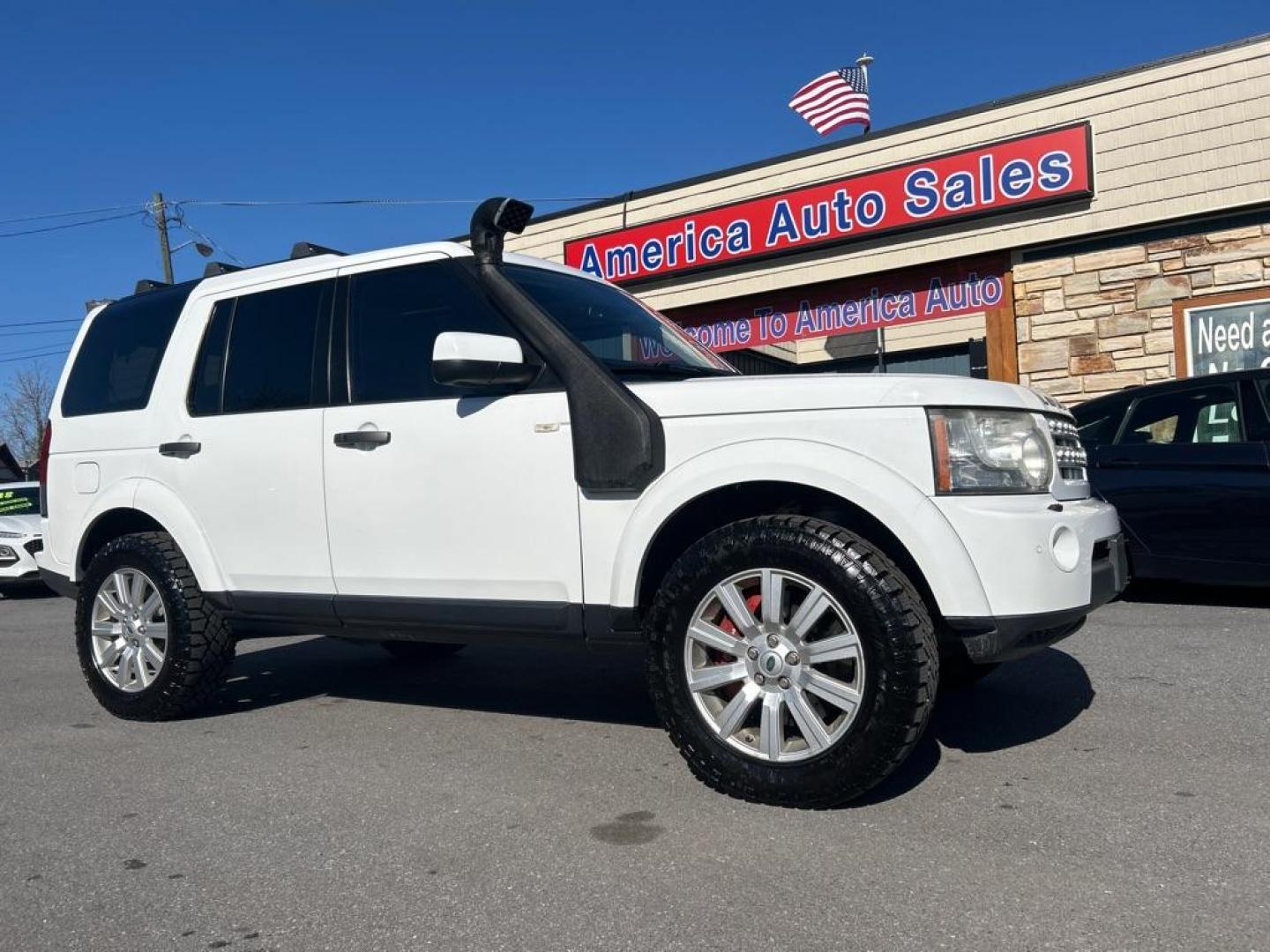 2013 WHITE LAND ROVER LR4 HSE (SALAG2D4XDA) with an 5.0L engine, Automatic transmission, located at 2514 Williamson Rd NE, Roanoke, VA, 24012, (540) 265-7770, 37.294636, -79.936249 - NO CREDIT CHECK FINANCING WITH ONLY $4700 DOWN PAYMENT!!!! Check out our website www.needausedvehicle.com for our No Credit Check/ In House Financing options!! No Credit Check Available!!! In House Financing Available!!! All Clean Title Vehicles (no Salvaged or flooded vehicles ever on our lot)! - Photo#0